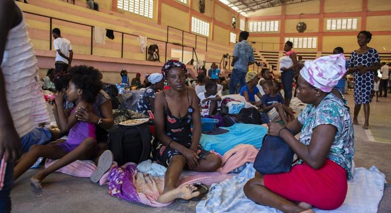 خشونت های گروهی در پورتو پرنس، پایتخت هائیتی، نزدیک به 8500 زن و کودک را تنها در دو هفته مجبور به ترک خانه های خود کرد.  (فیله)