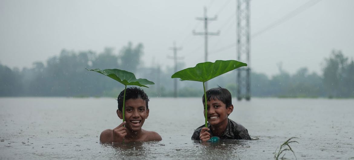 سیل های فصلی بخشی از زندگی در چیتاگونگ، بنگلادش است.