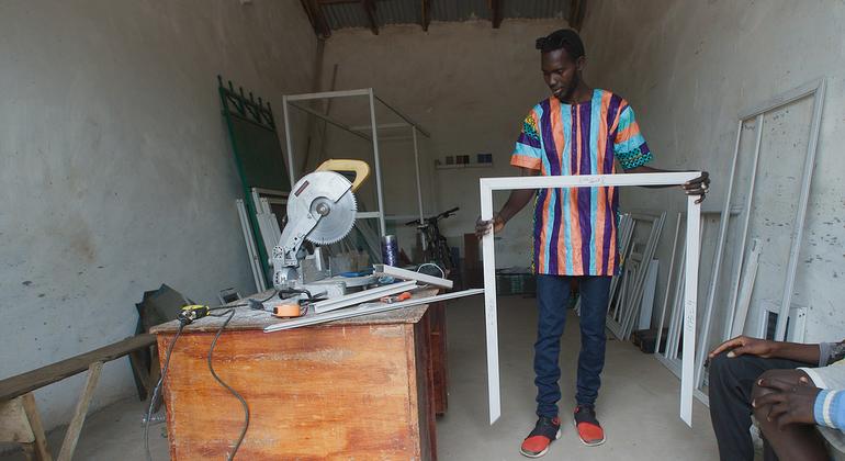 آمادو جوبه، یک مهاجر بازگشته، در بانجول، پایتخت گامبیا، کار پیدا کرده است.