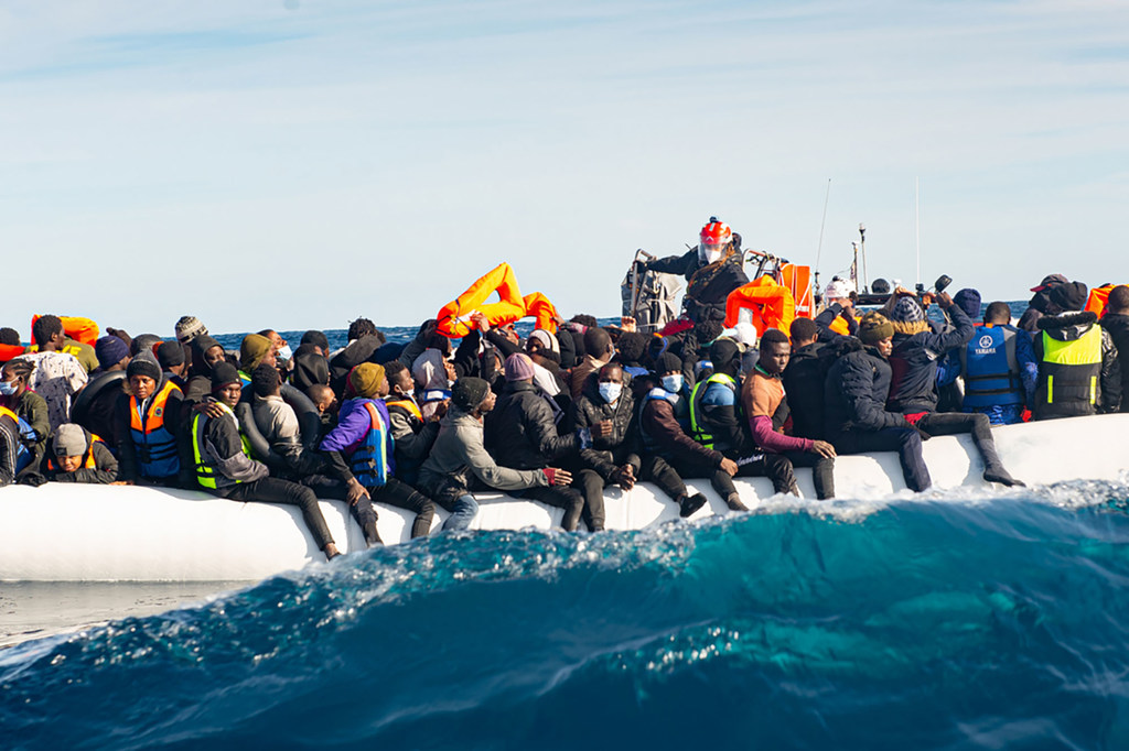 مهاجران در سال 2021 توسط سازمان غیردولتی SOS Méditerranée در سواحل لیبی نجات می یابند.  (فیله)
