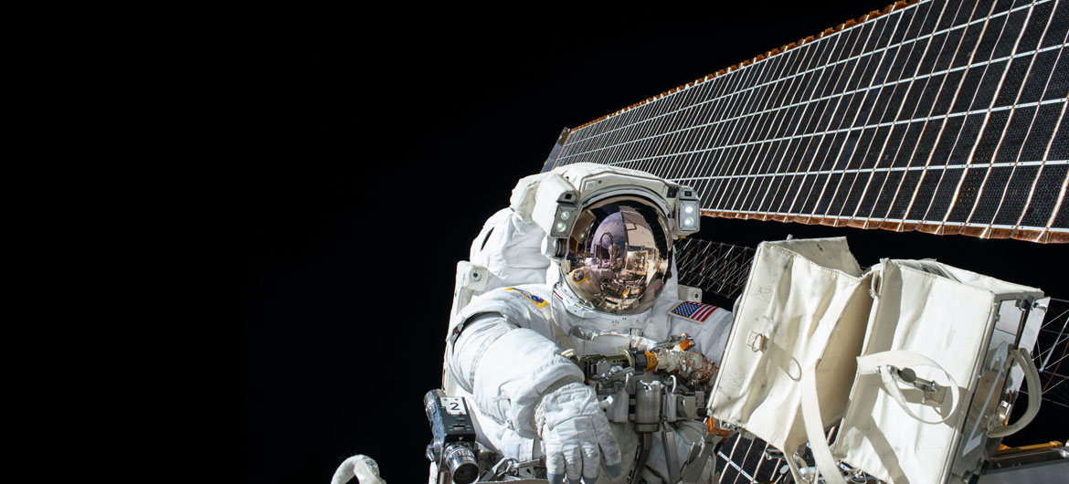 اسکات کلی فضانورد ناسا در سال 2015 در خارج از ایستگاه فضایی بین المللی کار می کند.