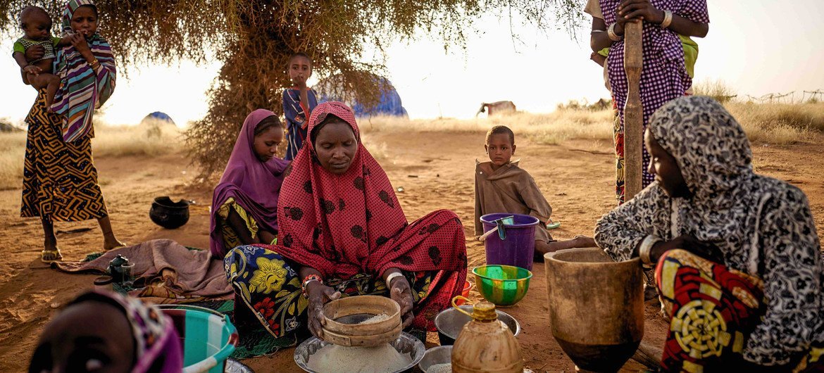 زنان آواره در یک اردوگاه غیررسمی در باگوندی، مالی، غذا آماده می کنند.