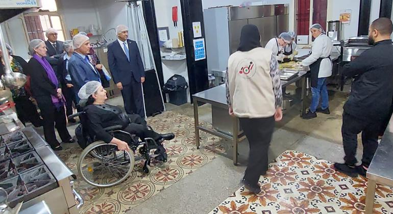 هماهنگ کننده های مقیم از منطقه عربی در حال تعامل با زنان و افراد دارای معلولیت هستند که از آشپزخانه دسترسی بهره می برند، پروژه ای که توسط زنان سازمان ملل و یونیسف لبنان حمایت می شود، در بیروت، لبنان.